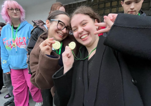 Zwycięzcy z medalami